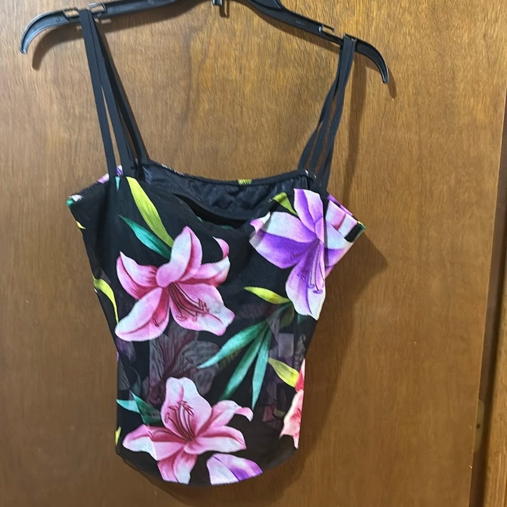 Mainstream Size 14. Camisole w/shoulder straps & built in bra Flowers on Black